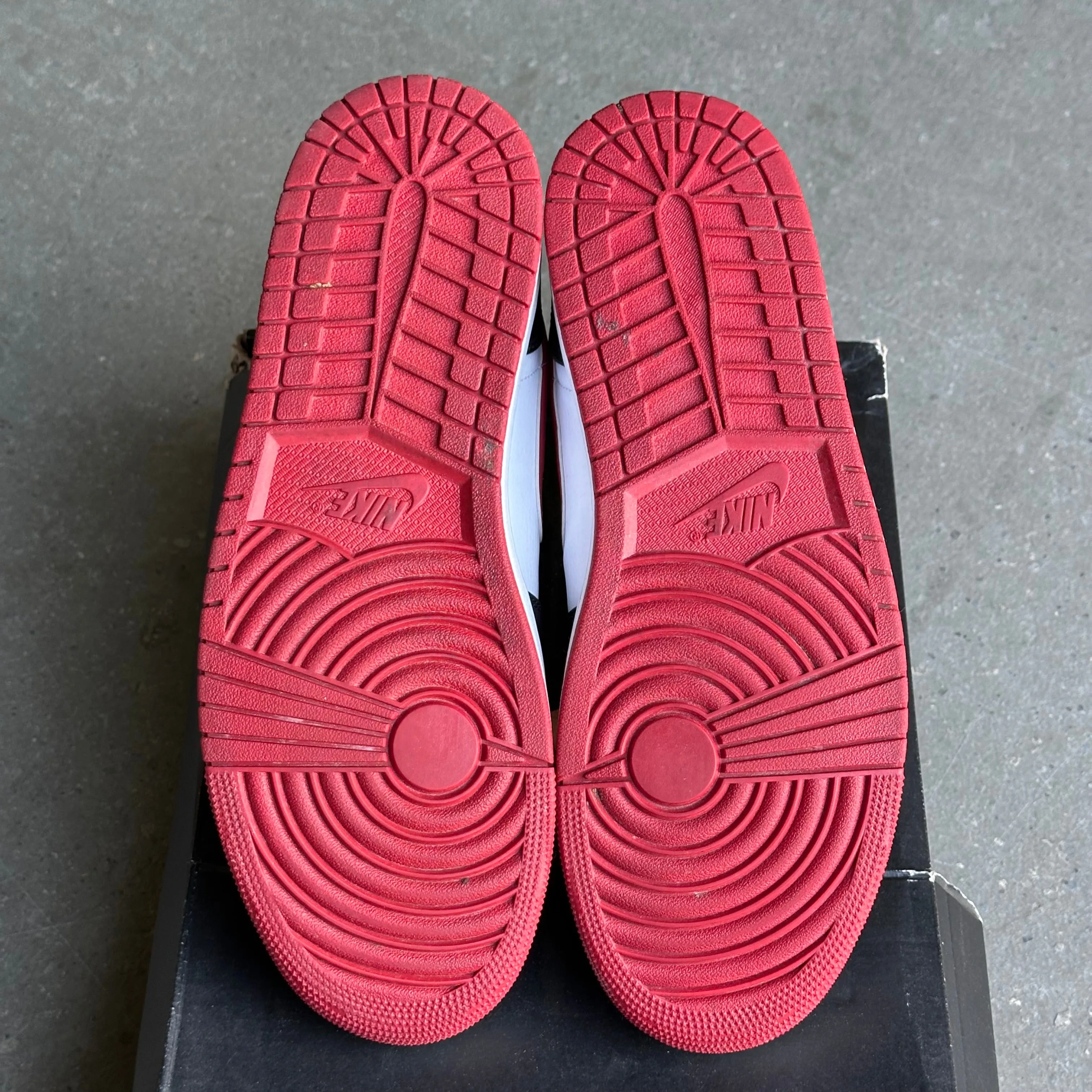 Jordan 1 Mid Gym Red Black White *pre-owned* (SIZE 12)
