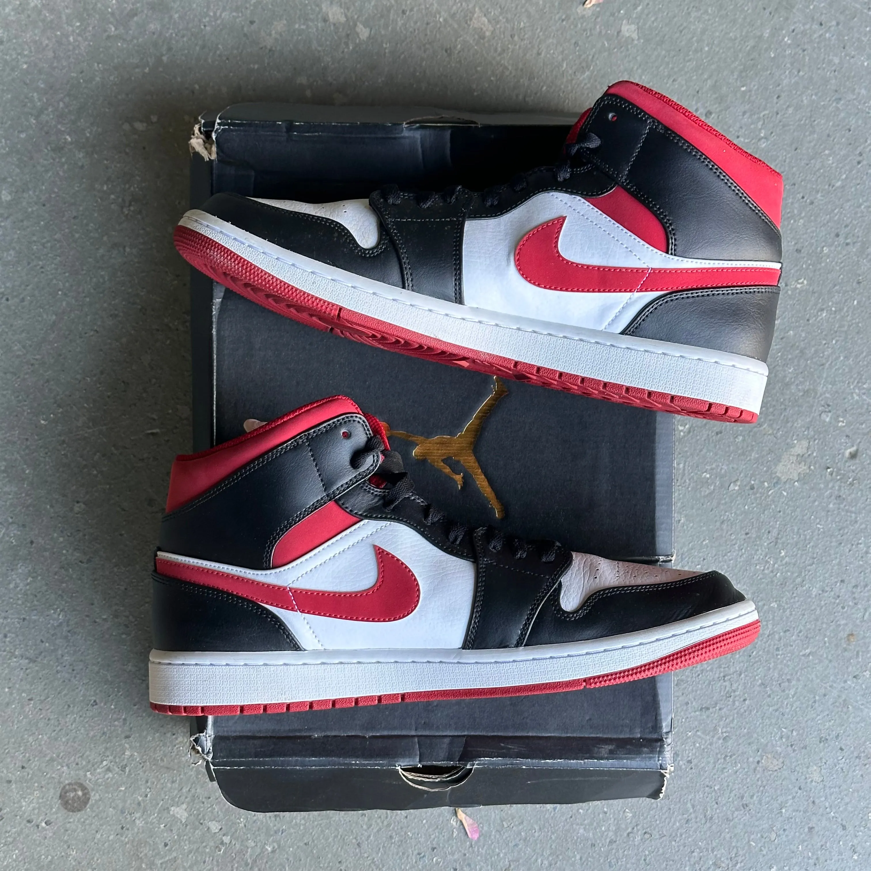Jordan 1 Mid Gym Red Black White *pre-owned* (SIZE 12)