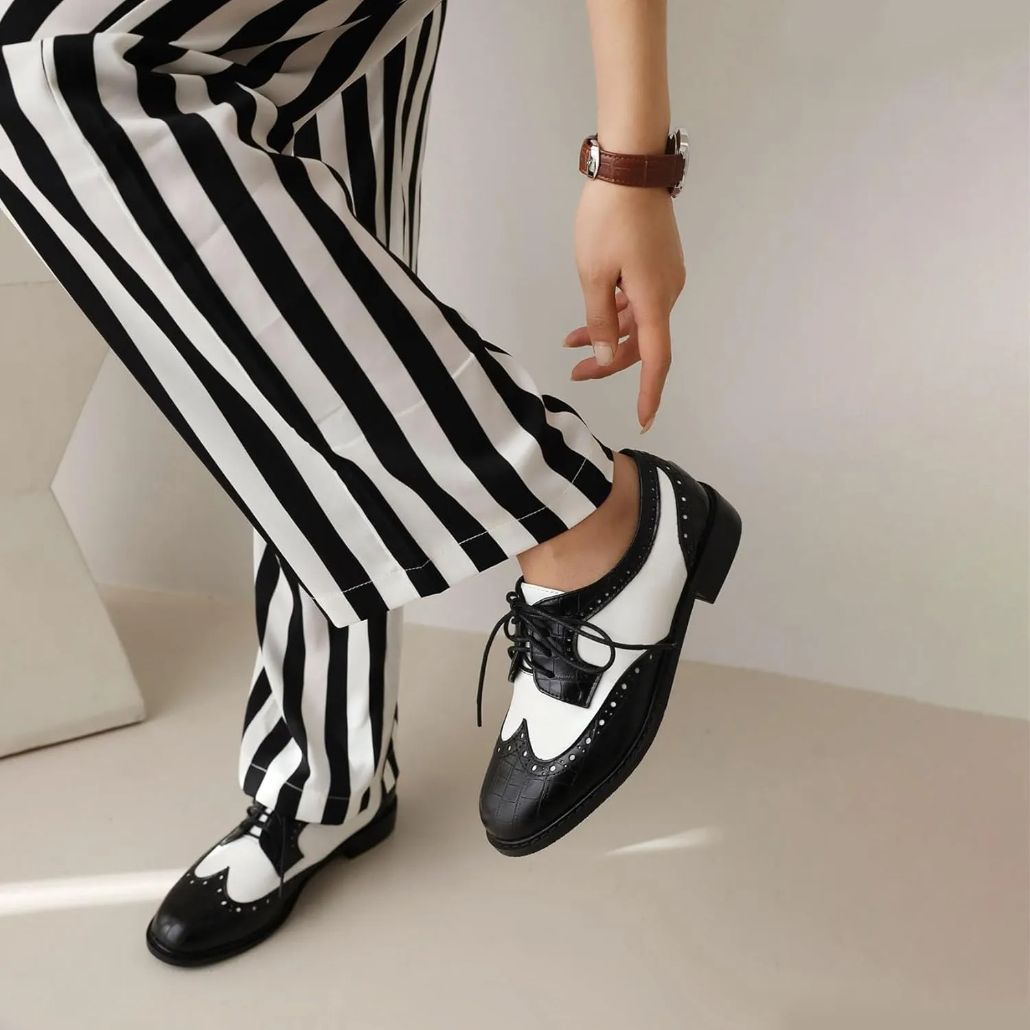 SHEMEE Women's Patent Leather Low Heels Vintage Wingtip Oxfords Pumps Lace Up Pointed Toe Flat Retro Brogues Dress Shoes