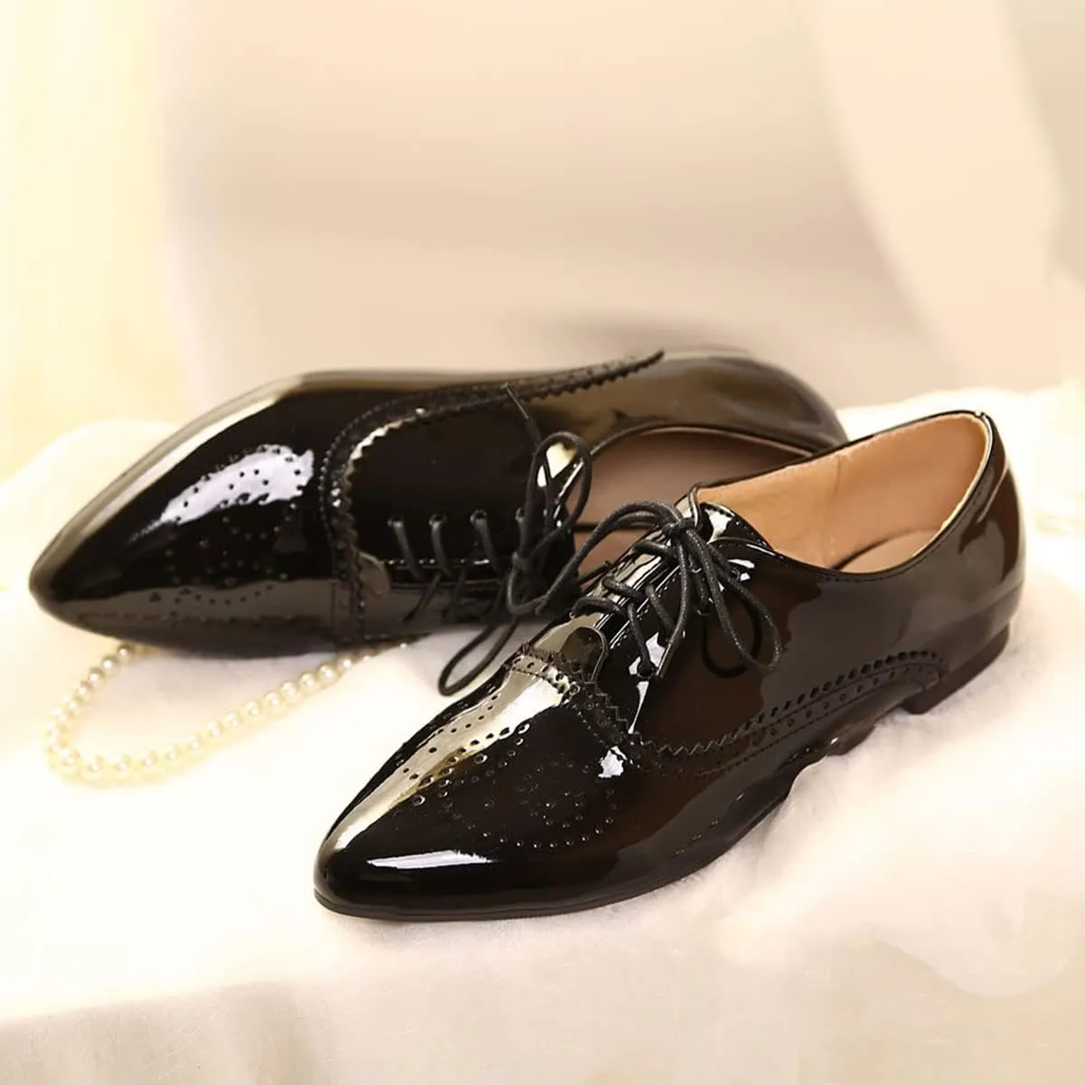SHEMEE Women's Patent Leather Pointed Toe Flat Oxfords Pumps Vintage Wingtip Low Heels Lace Up Retro Brogues Dress Shoes