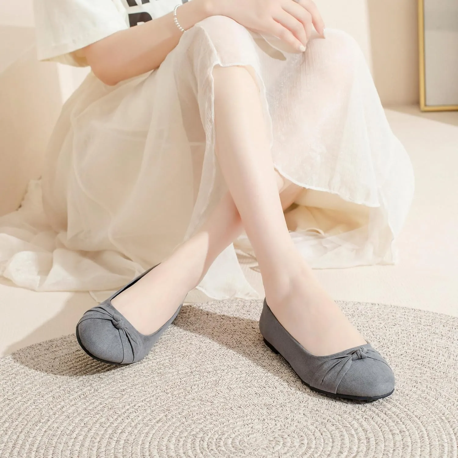 Veittes Women's Wide Width Flat Shoes, Classic Soft Round Toe Design Ballet Flats.